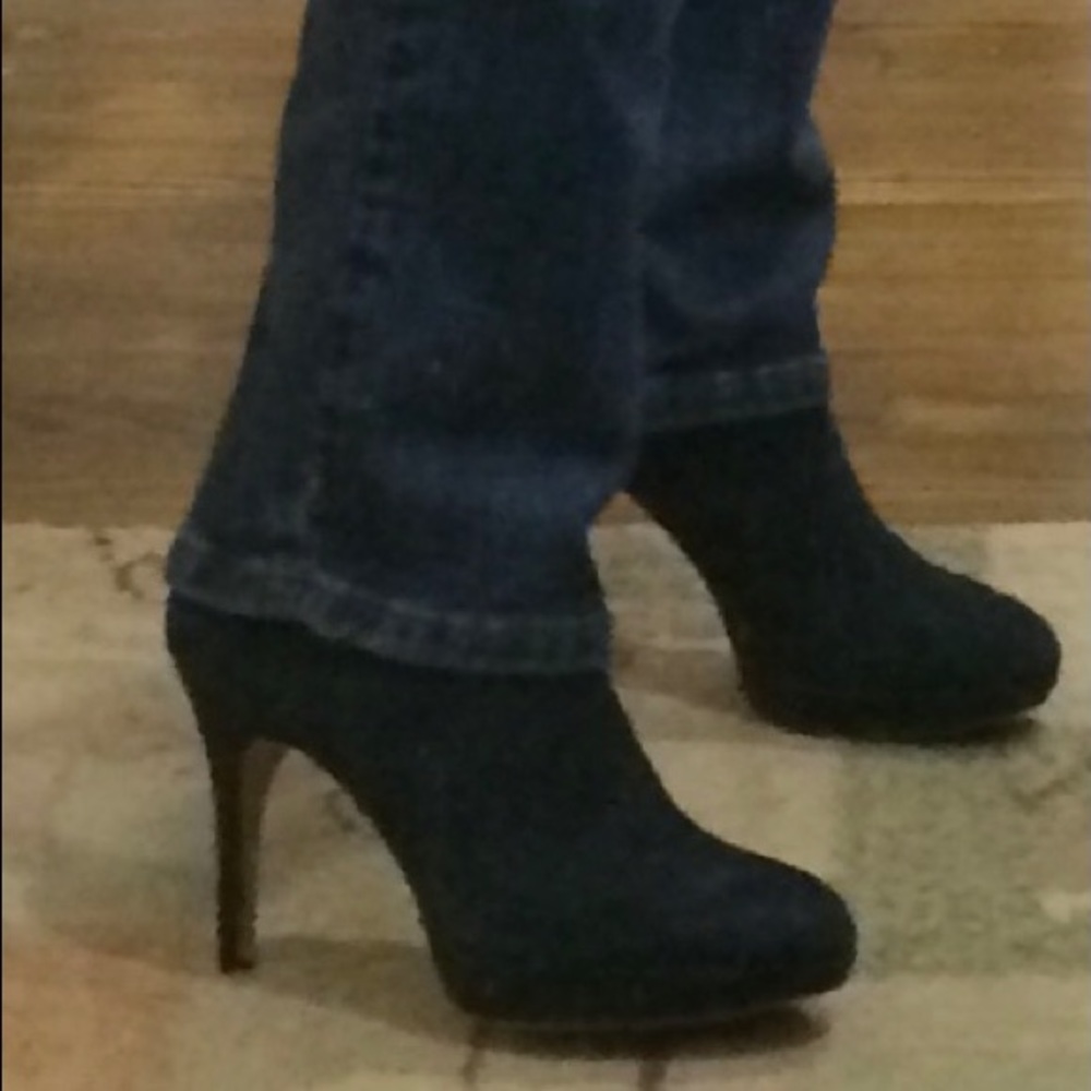 Vince Camuto Blue Suede platform ankle booties. Size 9 - Picture 6 of 6